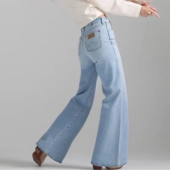 NWT Wrangler Bonnie 683 Loose Flare Jeans in Sonny Light Wash - Picture 2 of 8